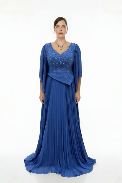 فستان سهرة بمقاسات كبيرة مطوي ومزين بأحجار النيلي